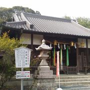 慈尊院から急な石段を登ったところにある神社