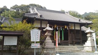 慈尊院から急な石段を登ったところにある神社