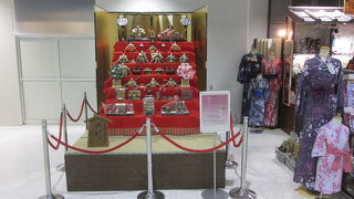 出発階にひな人形が飾られていました