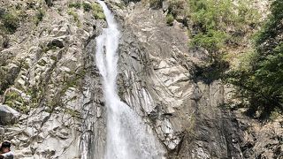 新神戸駅からすぐの裏山にある滝です