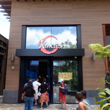 お店の前に順番待ちしています。