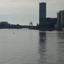 奥に人型のアートが！