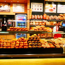 座って食べられるカフェもあります