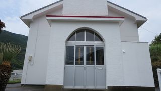 赤と白が空に映える