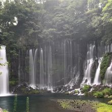 崖から幾筋も流れ落ちる滝。