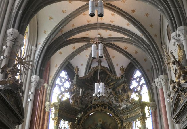 祭壇彫像が豪華絢爛で見ごたえのあるベネディクト教会 (山羊教会)