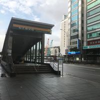 松江南京駅から5分以内。周辺は金融街なので土日は比較的静か。