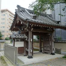 境内から見た山門と庚申塔