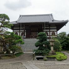 柵があり本堂には登れない