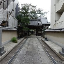 夏目坂から奥にのびる参道