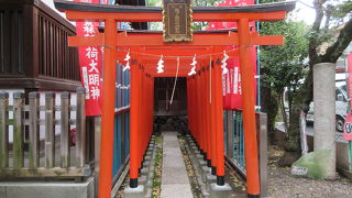 赤い鳥居があります