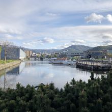 反対側の端から