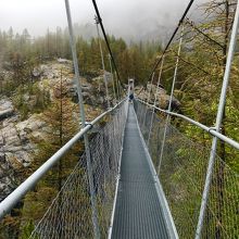 高い所にかかる揺れる吊り橋