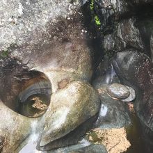 水流の激しさで岩が削り取られ穴が開いたりしている