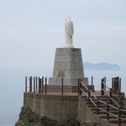 海を見守る聖母像