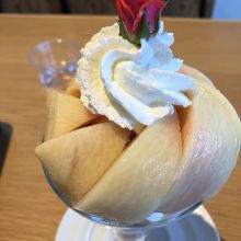 桃が丸ごと一個使われているパフェです。