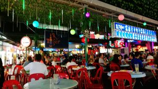 いろんな国の料理がリーズナブルに楽しめる屋台村