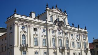 白い豪華な建物