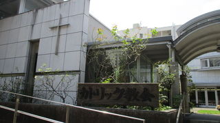 ガラス張りの白いモダンな建物で見ごたえあります