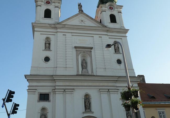 並び立つ尖塔が美しいセントジュードタデウス教会