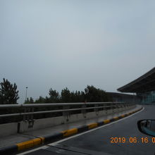 タクシーでターミナルビルへ