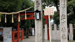 ３つの屋根が連なる本殿