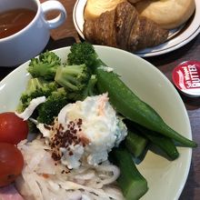 セルフ盛り…サラダ、3回ほどセルフでお代わりした