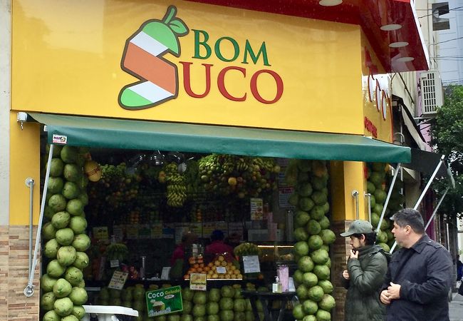 突如、登場した「Bom Suco（＝意訳：美味しいナチュラルジュース）」、天然ジュース屋さん・Juice Bar!!（リベルダージ地区／サンパウロ／ブラジル）