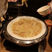 ふかひれあんかけ丼　スタッフが盛り付けてくれます