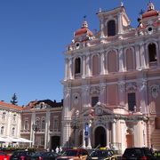 旧市庁舎のそばのピンク色の教会