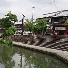 向かって右が、お店です