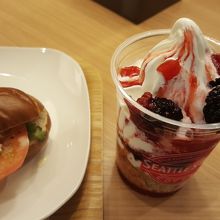 クレミアのパフェと、サンド