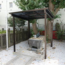 屋根が神社らしくない