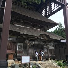 彫刻が残る本堂