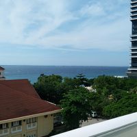 写真のビスタマーホテル(茶色の屋根)にビーチあり。