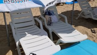 パラソルやビーチベッドは＠8,000Wでレンタル可能