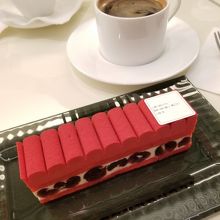 赤が印象的なケーキ