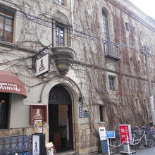 蔦が絡まる青山ビル