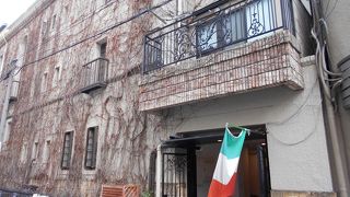 船場の蔦が絡まるレトロビル