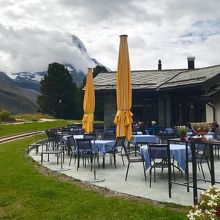 夏のテラス席とマッターホルン