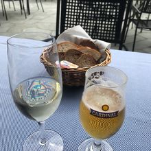 白ワイン(7.5)、生ビール(4.8CHF )