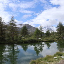 湖畔の遊歩道からマッターホルン方向を見る