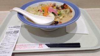 テーブル付きの椅子で作業後はフードコートを利用