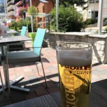 生ビール(3.7CHF )とテラス席