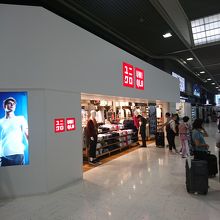 国際線出発カウンターと同じフロア