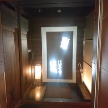 エレベータを降りるとこの看板