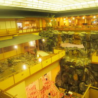 ３層吹き抜けのアトリウム和風庭園