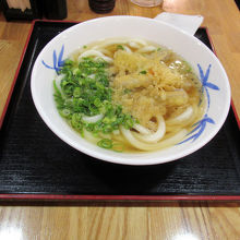 〆は博多のごぼう天うどん