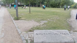 カステレット要塞の南側にあります。