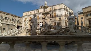 噴水と彫刻の共演